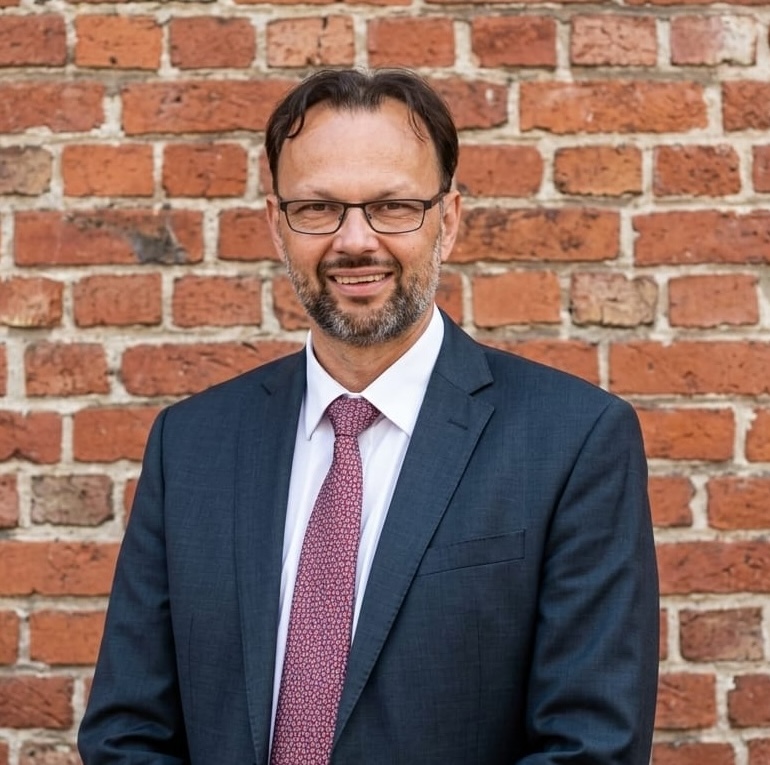 Dr Maciej Ziętek